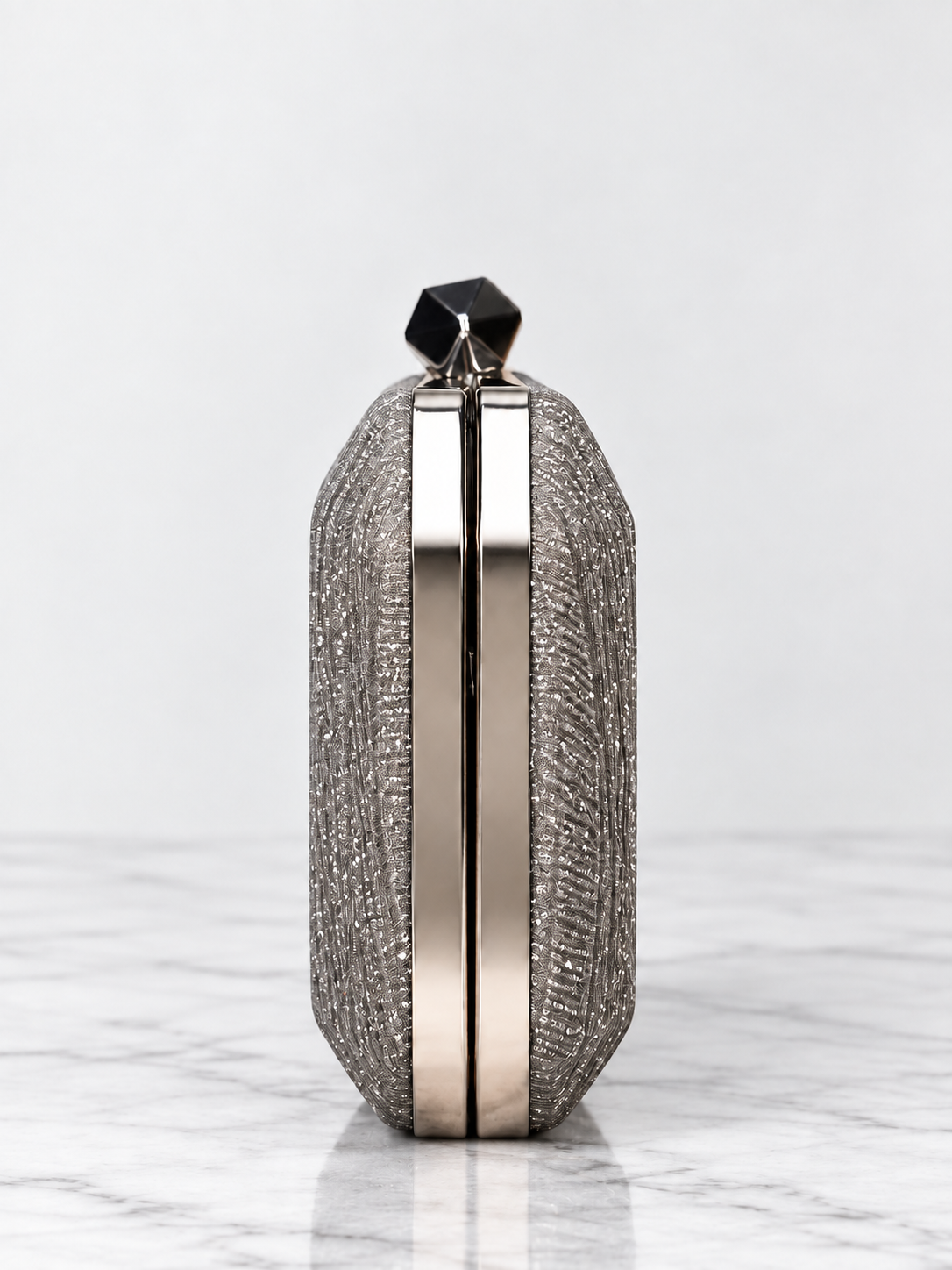 Clutch plateado para mujer vista lateral con estructura metálica