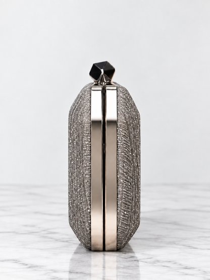 Clutch plateado para mujer vista lateral con estructura metálica