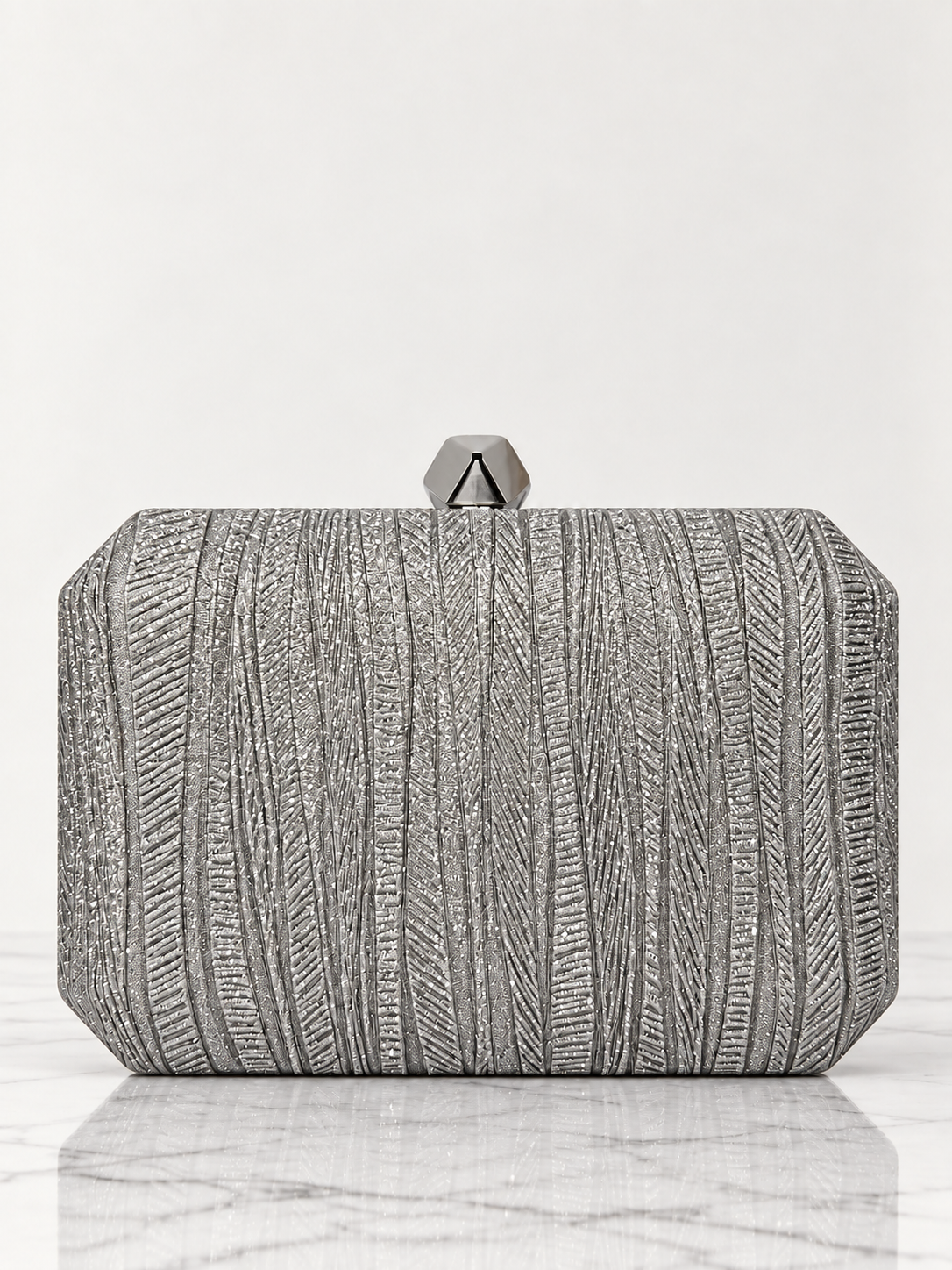 Clutch plateado para mujer con textura en relieve y brillo