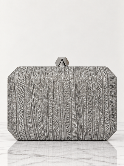 Clutch plateado para mujer con textura en relieve y brillo