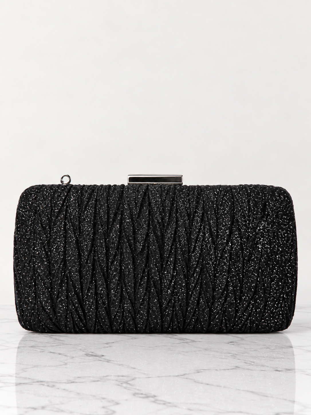 Clutch negro para mujer con acabado plisado