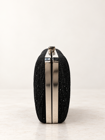 Clutch negro para mujer vista lateral con estructura metálica