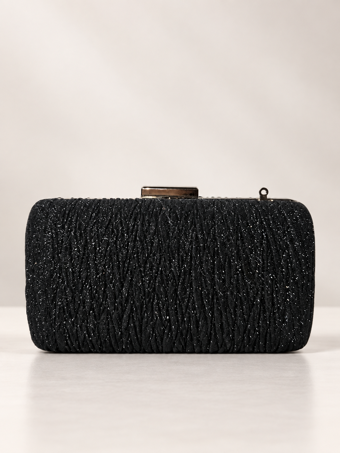 Clutch negro para mujer con textura brillante