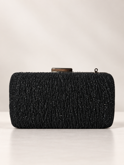 Clutch negro para mujer con textura brillante