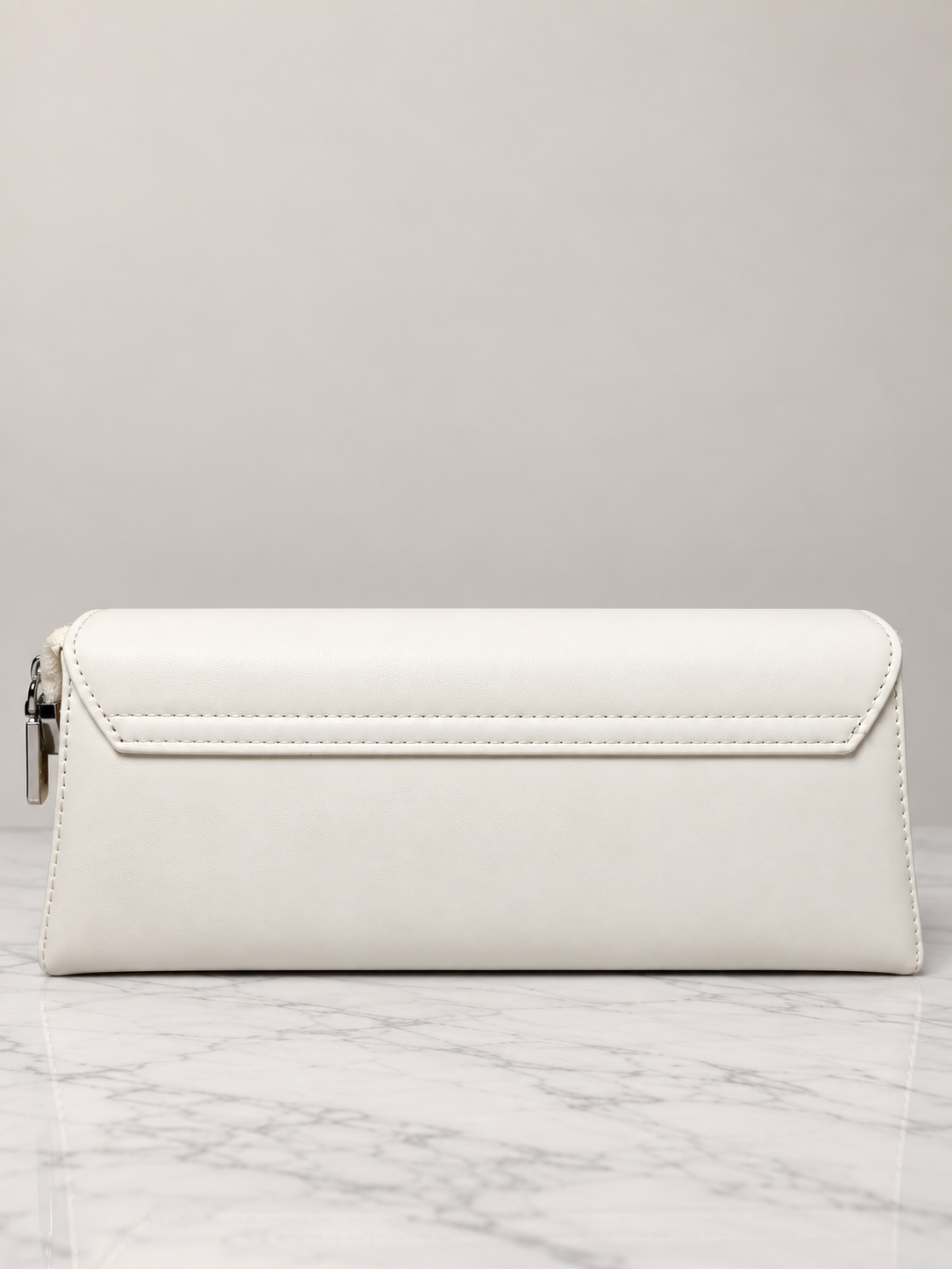 Bolso blanco para mujer con solapa frontal y acabado liso