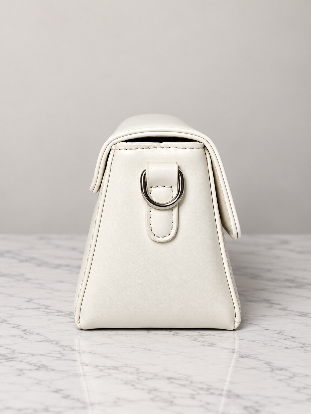 Bolso blanco para mujer vista lateral con herraje plateado