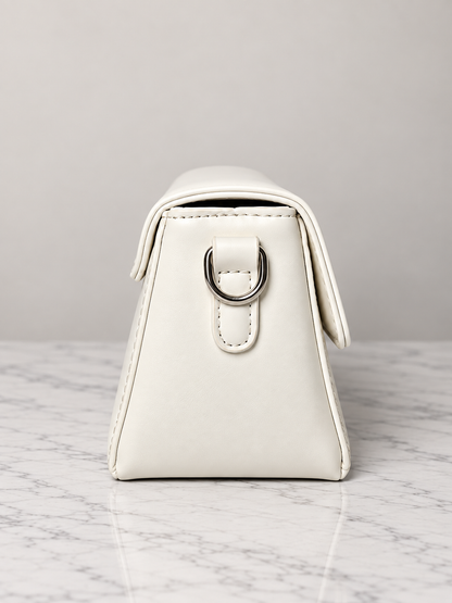 Bolso blanco para mujer vista lateral con herraje plateado