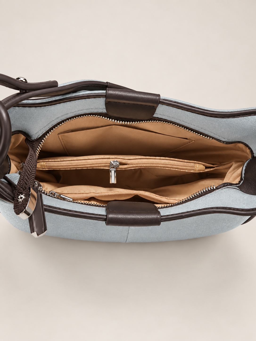 Bolso de hombro celeste para mujer – detalle de compartimentos interiores