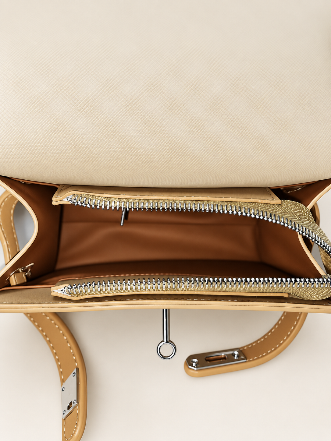 Bolso estructurado crema para mujer detalle del interior con cremallera