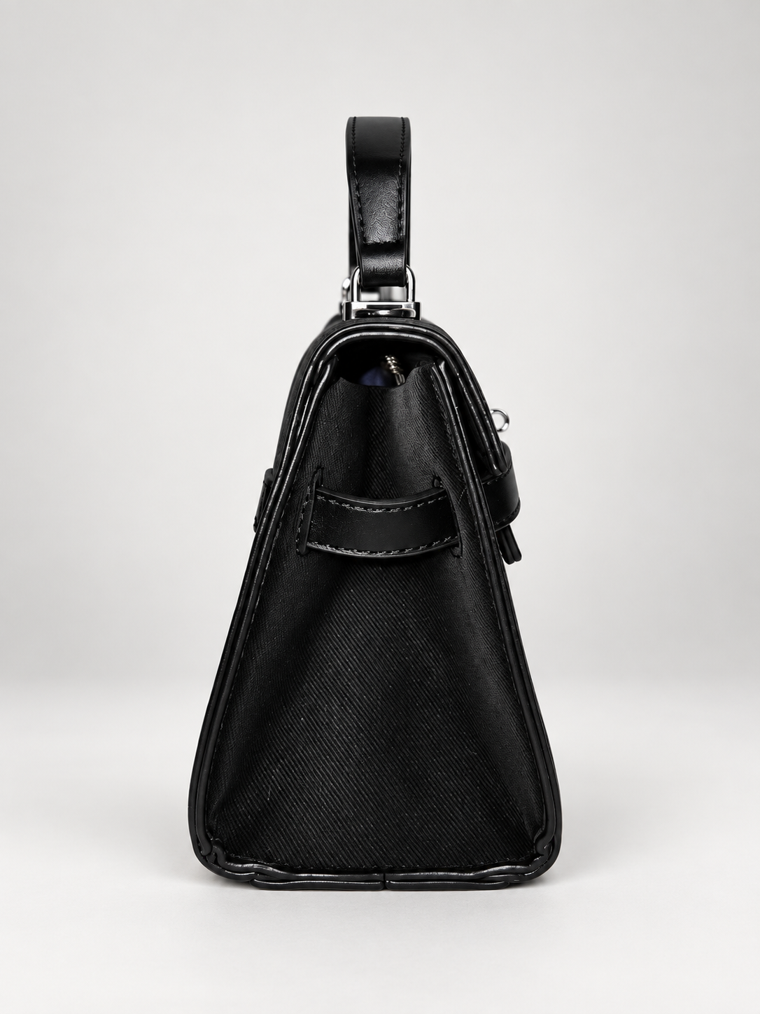 Bolso estructurado negro para mujer vista lateral