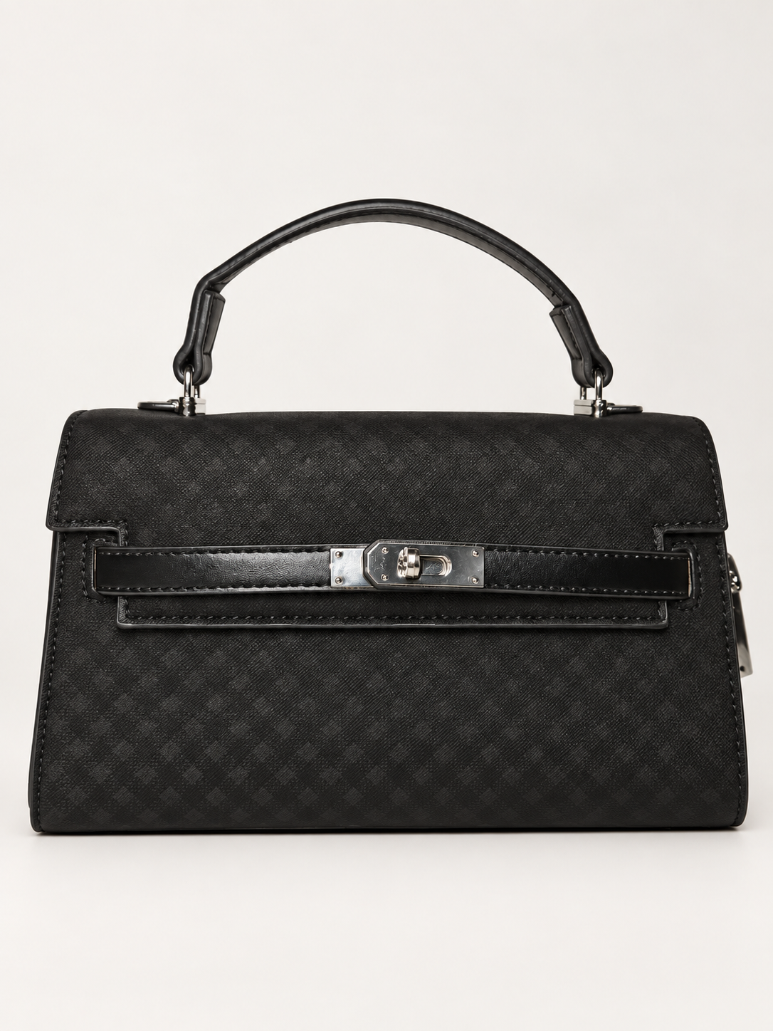Bolso estructurado negro para mujer vista frontal con herrajes plateados