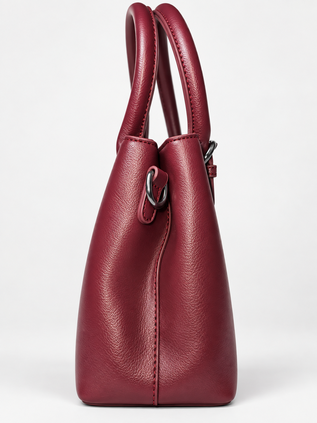 Bolso vino tinto para mujer vista lateral con herrajes plateados
