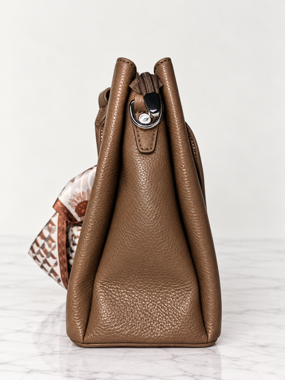 Bolso tote café para mujer vista lateral con acabado texturizado