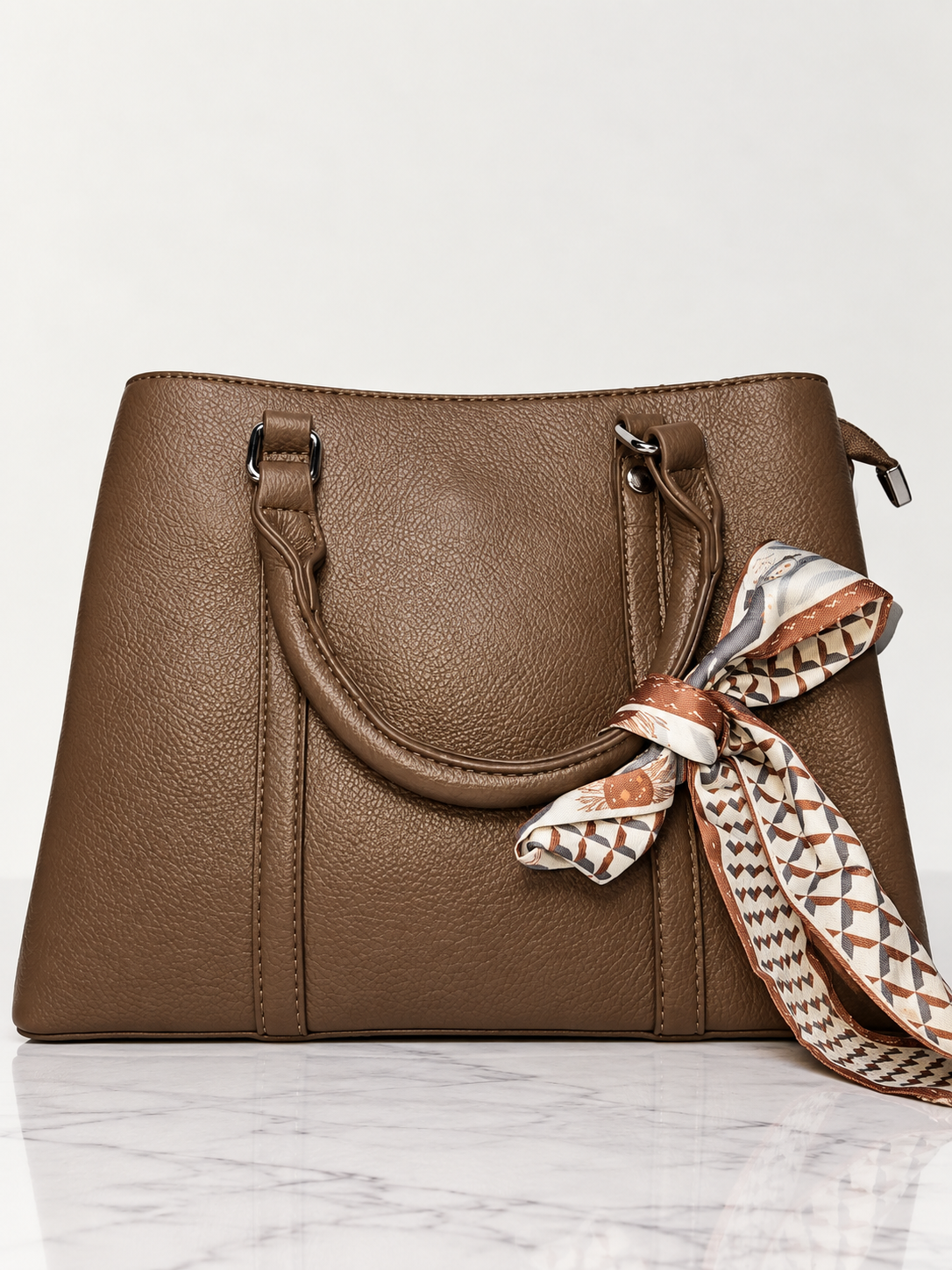 Bolso tote café para mujer vista frontal con pañuelo decorativo