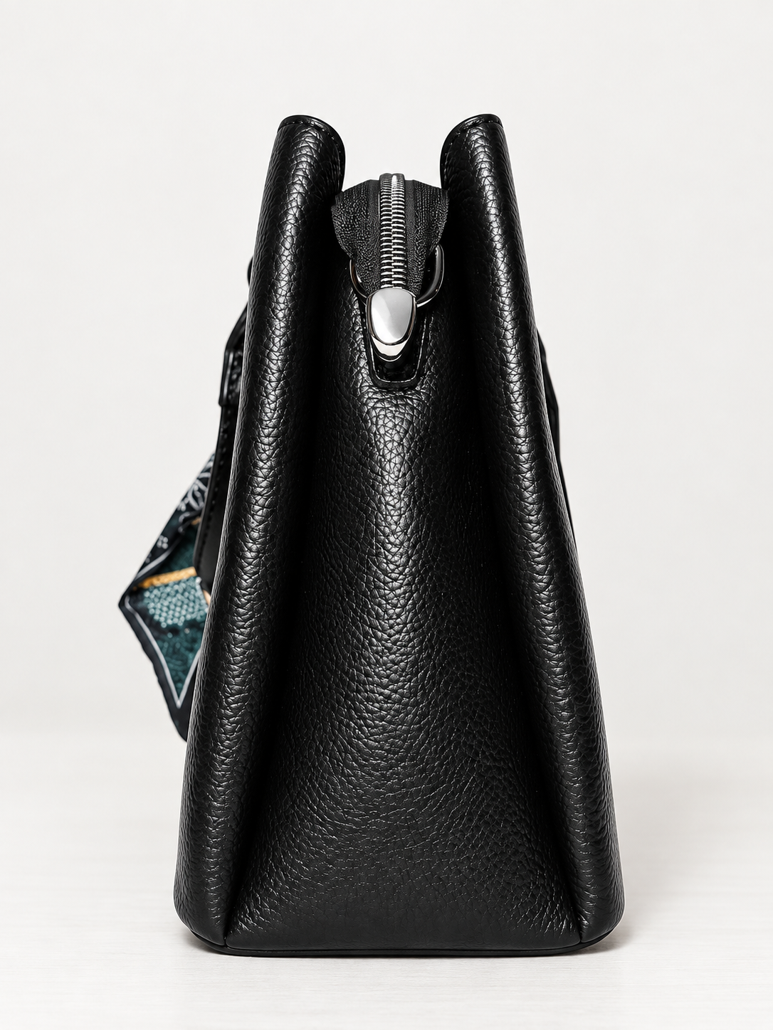 Bolso tote negro para mujer vista lateral con cierre de cremallera