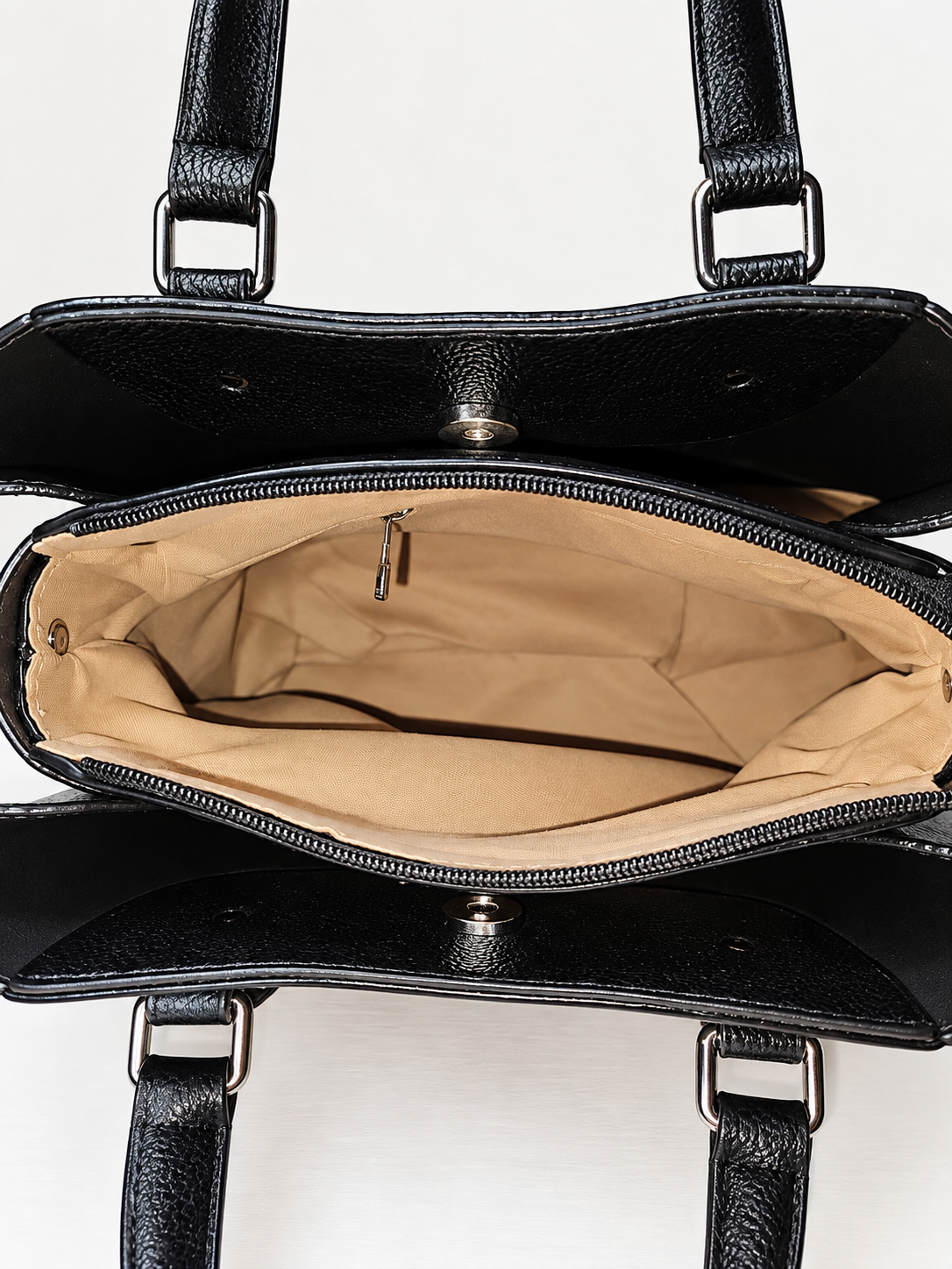 Bolso tote negro para mujer detalle interior y compartimentos