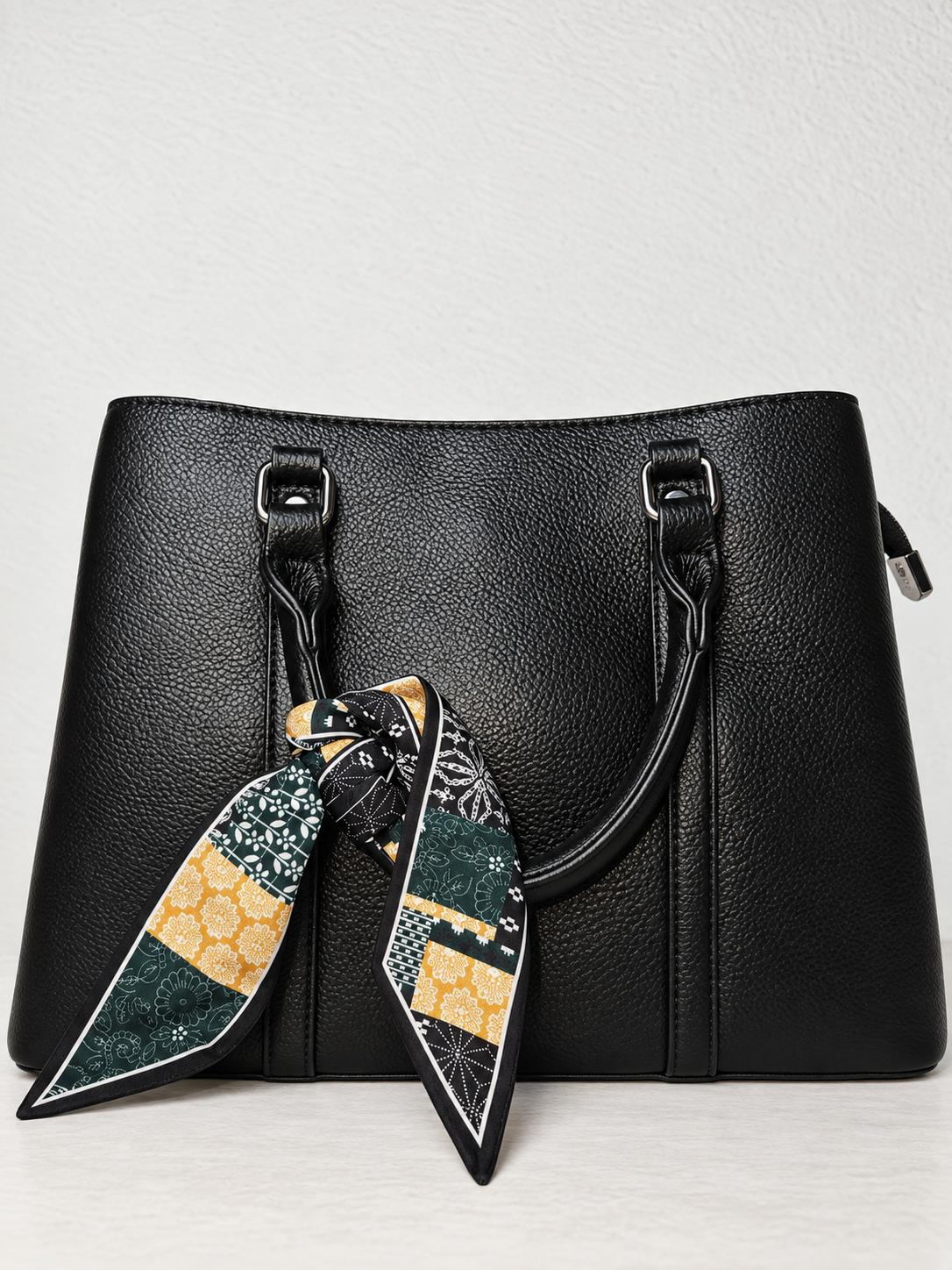 Bolso tote negro para mujer con pañuelo estampado vista frontal