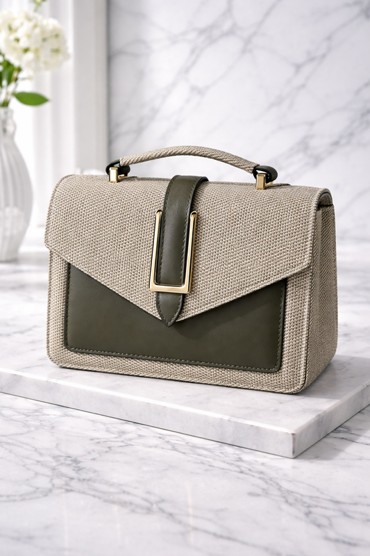 bolso beige estructurado con solapa elegante para dama
