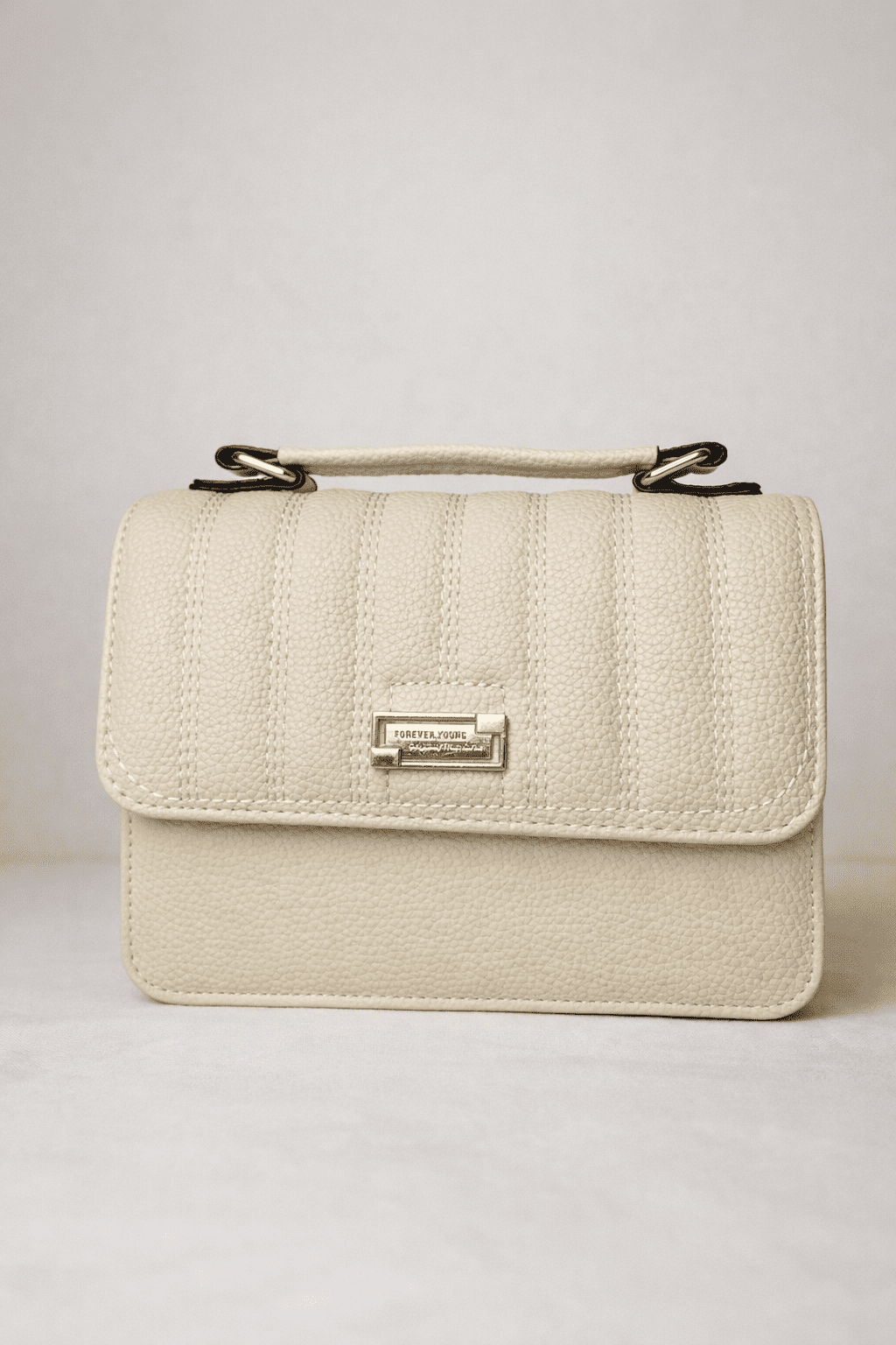 bolso beige acolchado elegante con solapa para dama
