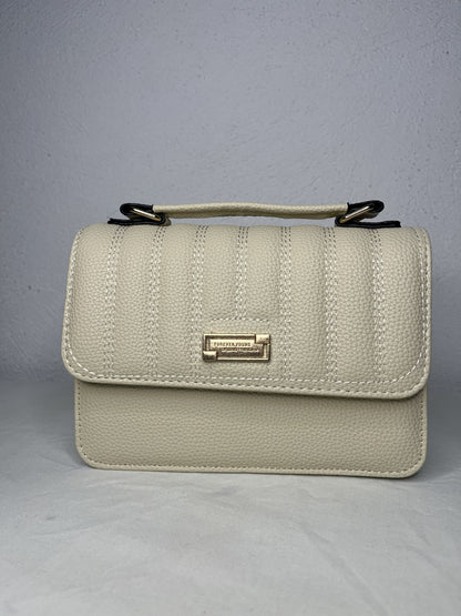 vista lateral del bolso beige acolchado elegante
