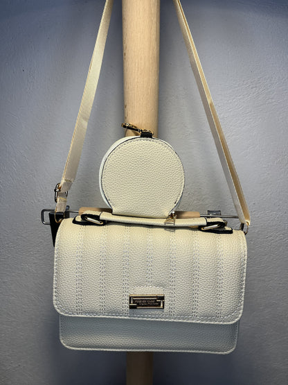 correa ajustable y asa superior del bolso beige

