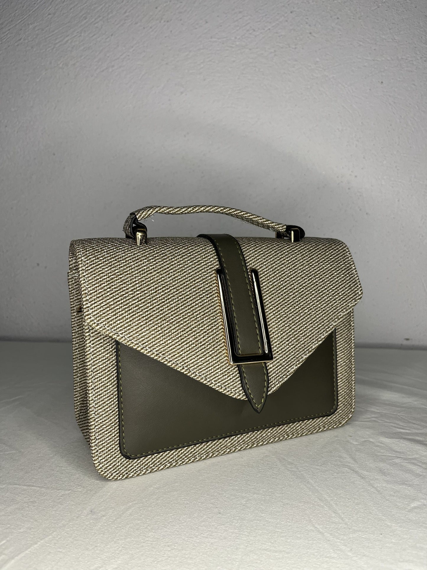 vista lateral del bolso texturizado elegante

