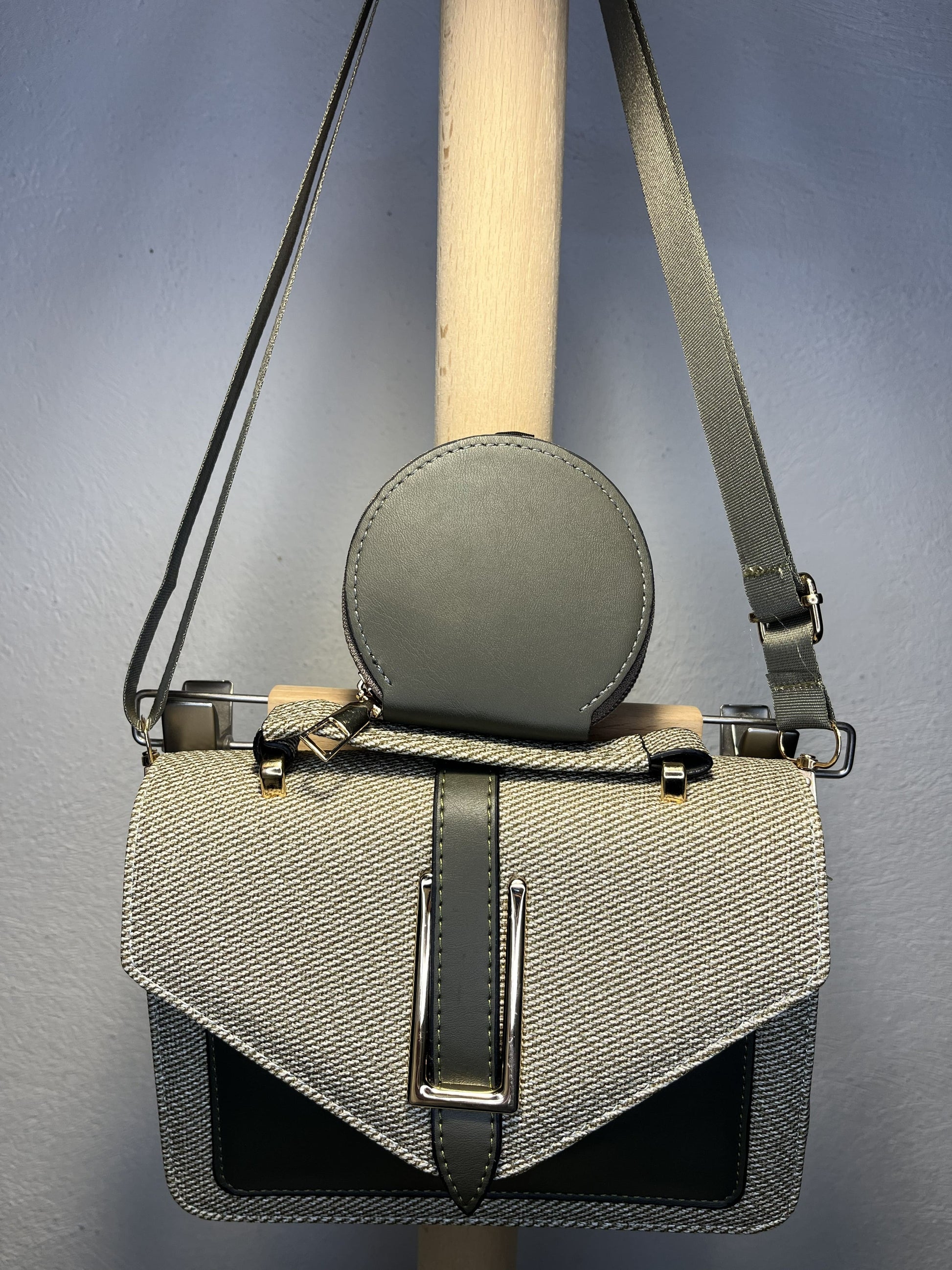 correa ajustable y asa superior del bolso elegante
