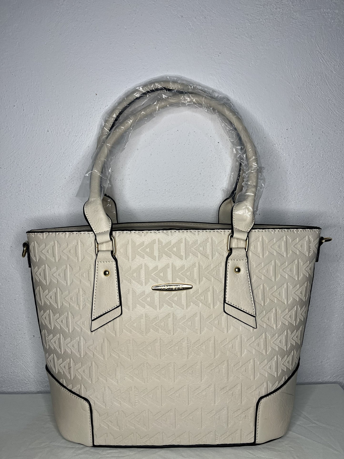 interior del bolso amplio con compartimentos
