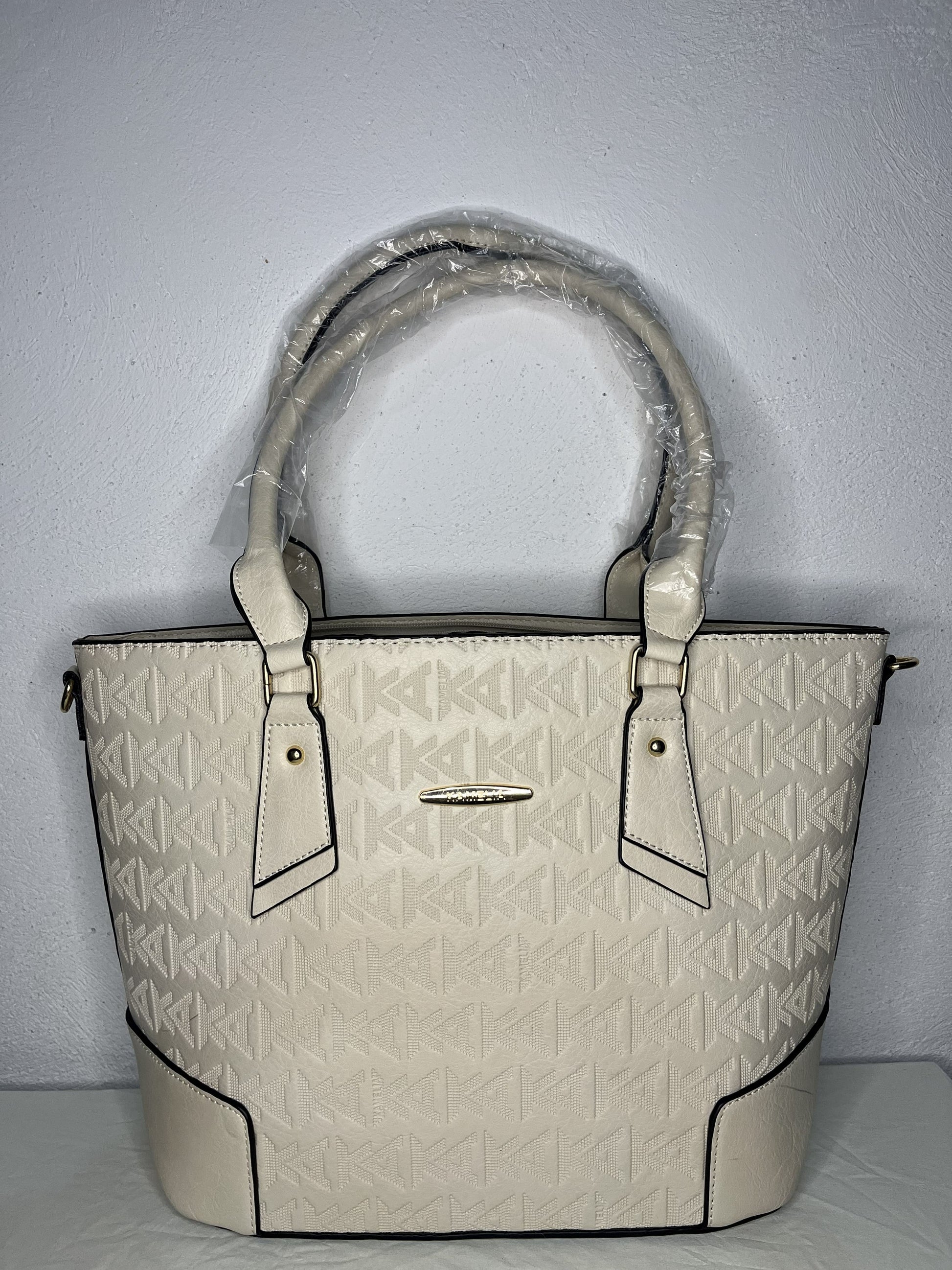interior del bolso amplio con compartimentos
