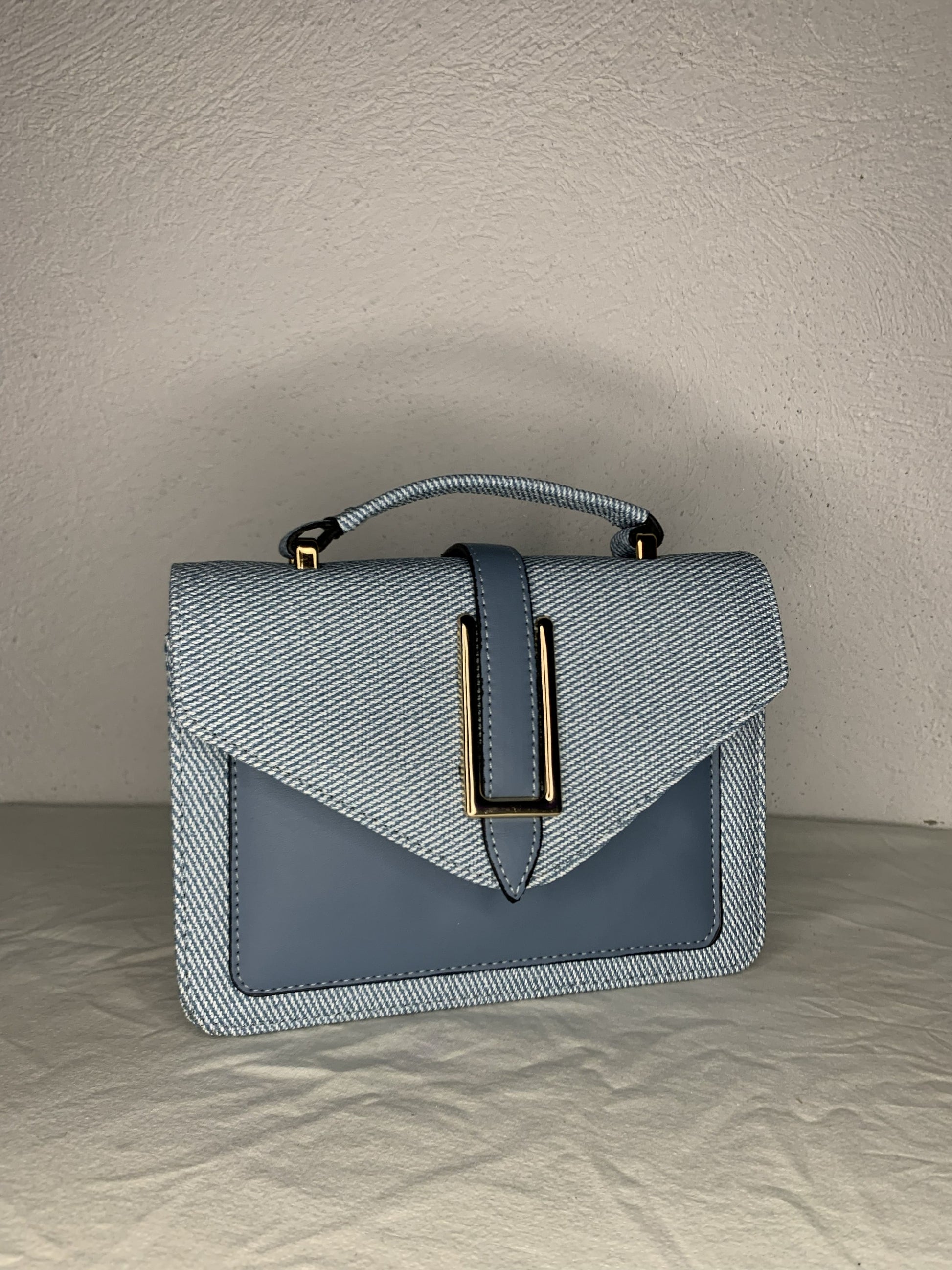 correa larga ajustable azul del bolso
