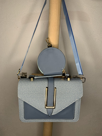 vista frontal del bolso con broche dorado
