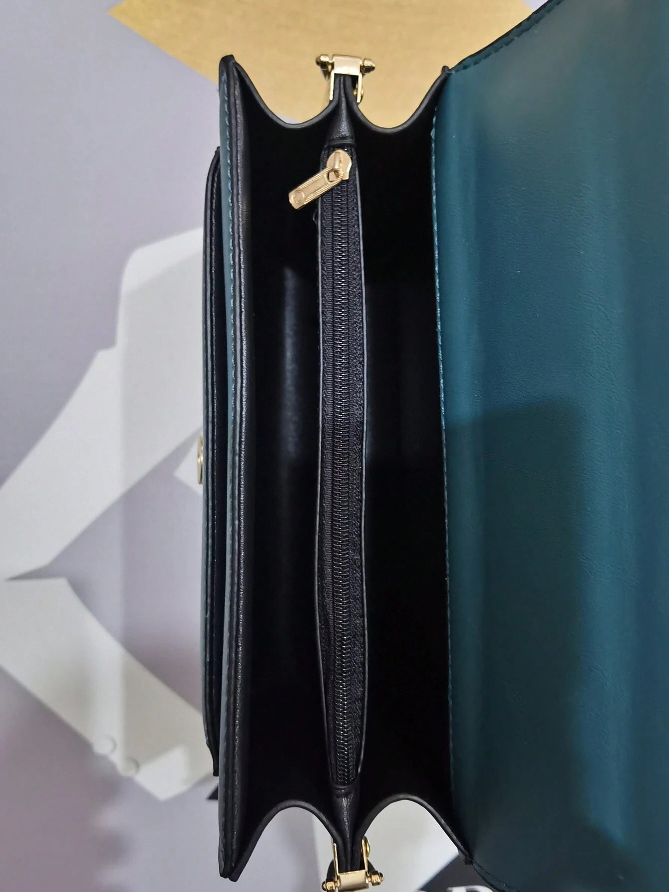 interior del bolso con compartimentos y cierre interno