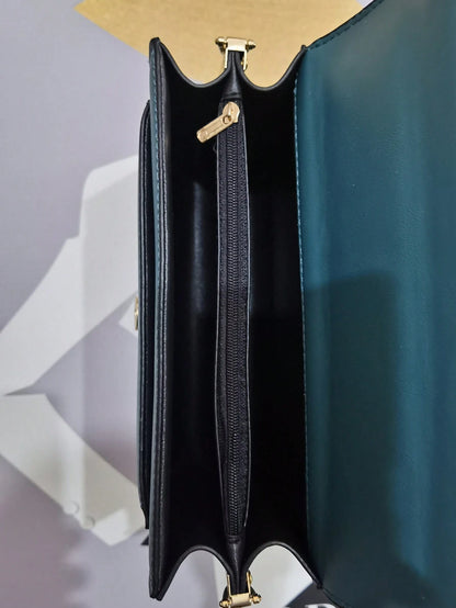 interior del bolso con compartimentos y cierre interno