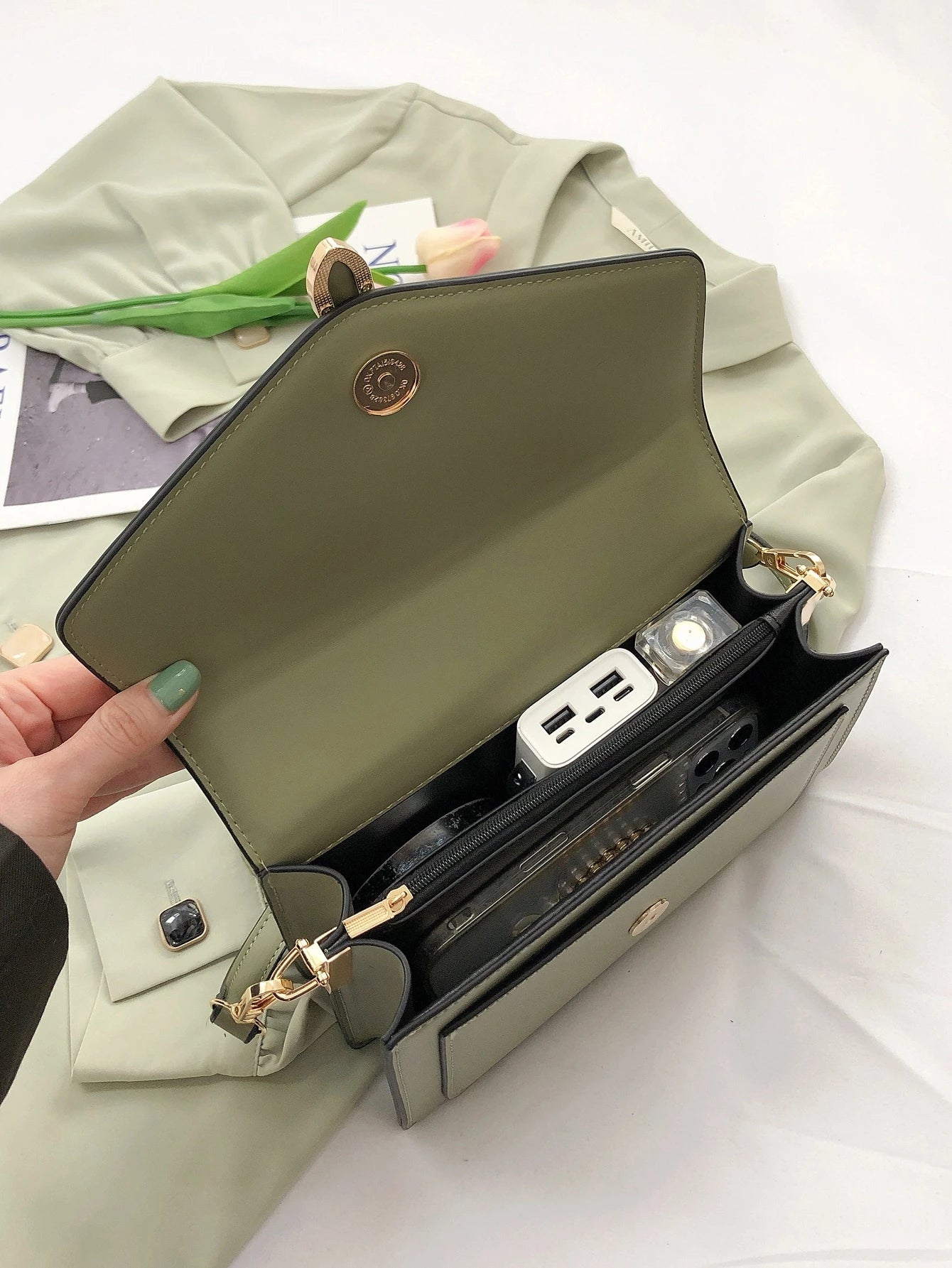 Bolso cuadrado verde para mujer con compartimentos interiores y cierre magnético
