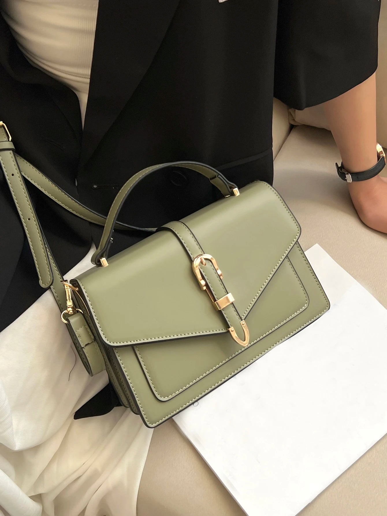 Bolso cuadrado verde para mujer con asa superior y hebilla dorada, vista lifestyle