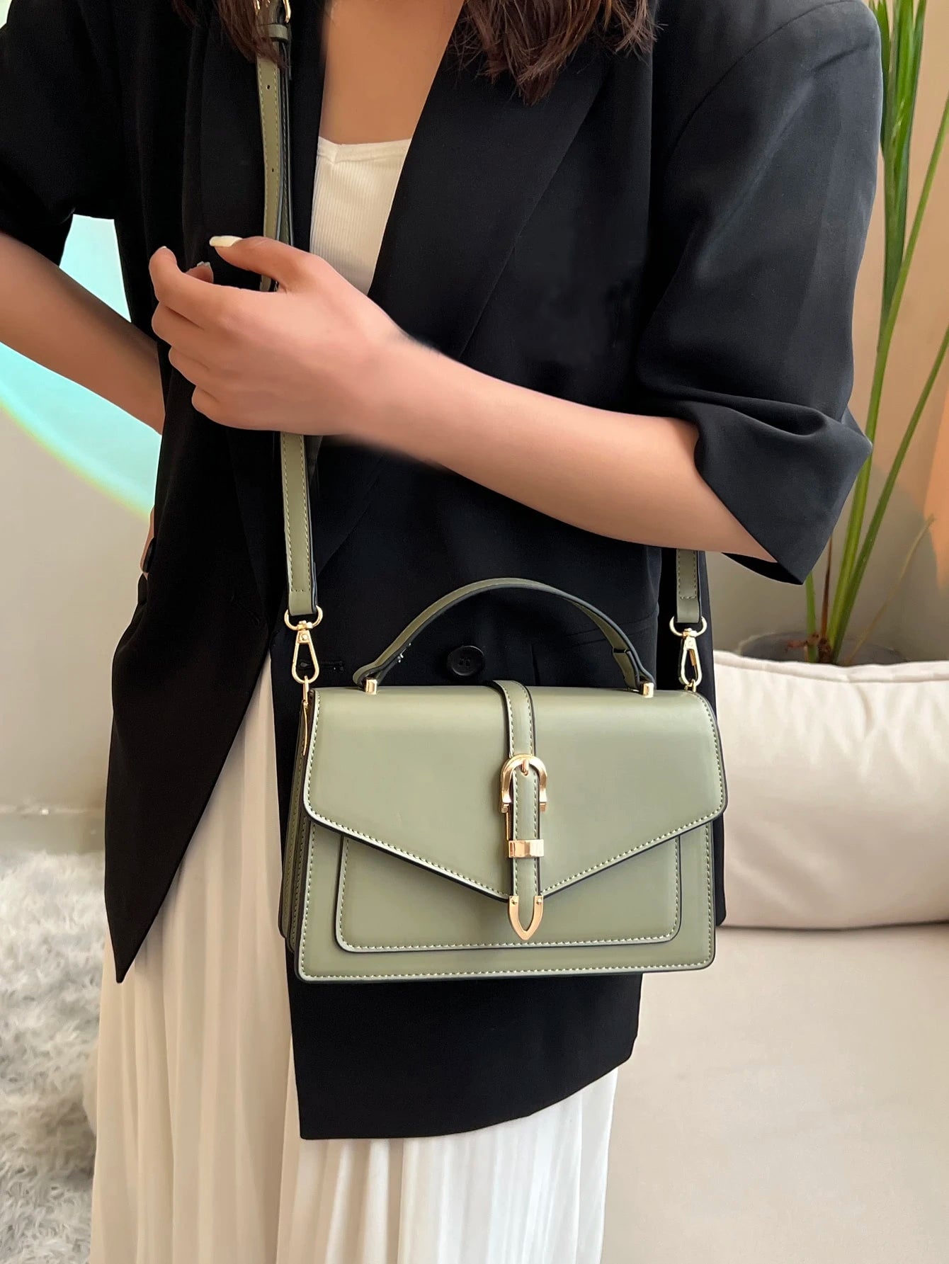 Bolso cuadrado verde para mujer con correa bandolera ajustable, vista de uso