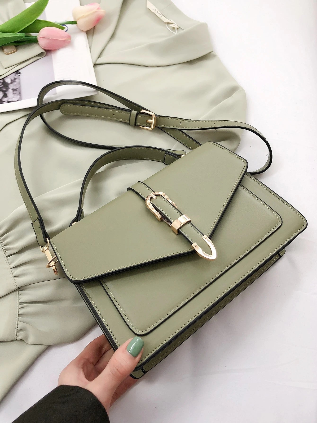 Bolso cuadrado verde para mujer con hebilla dorada y correa ajustable, vista frontal
