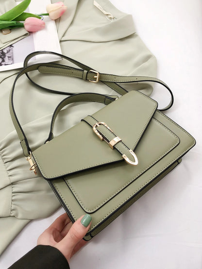 Bolso cuadrado verde para mujer con hebilla dorada y correa ajustable, vista frontal