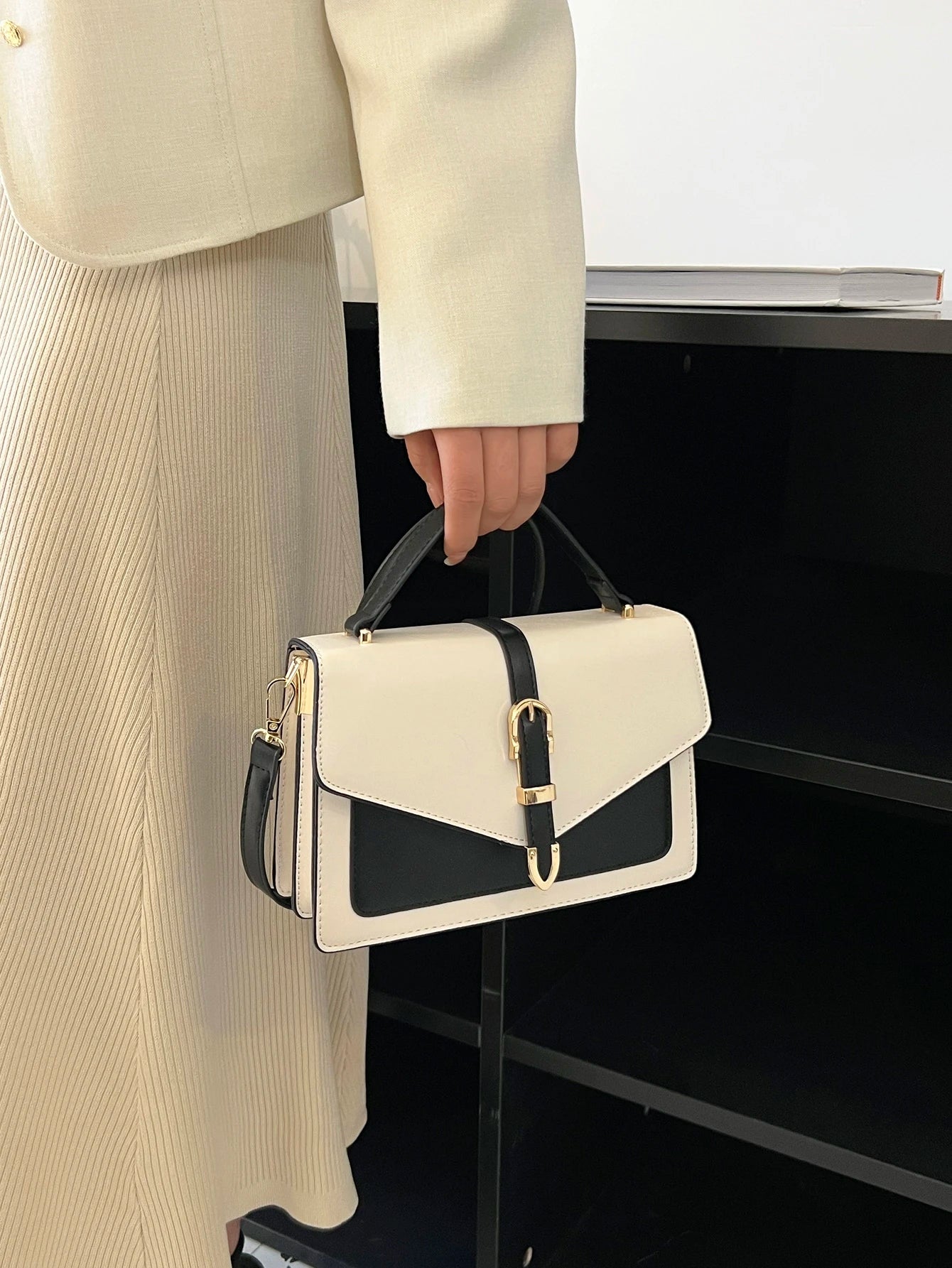 bolso blanco y negro para dama en uso