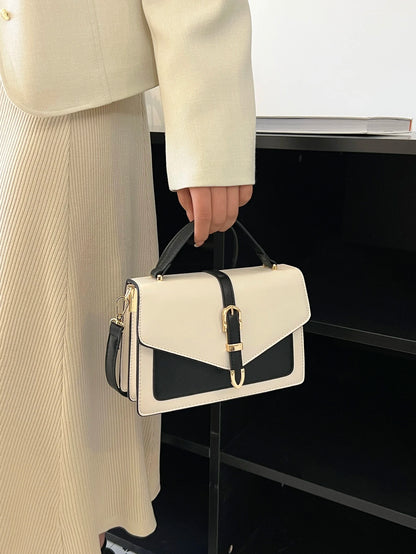 bolso blanco y negro para dama en uso