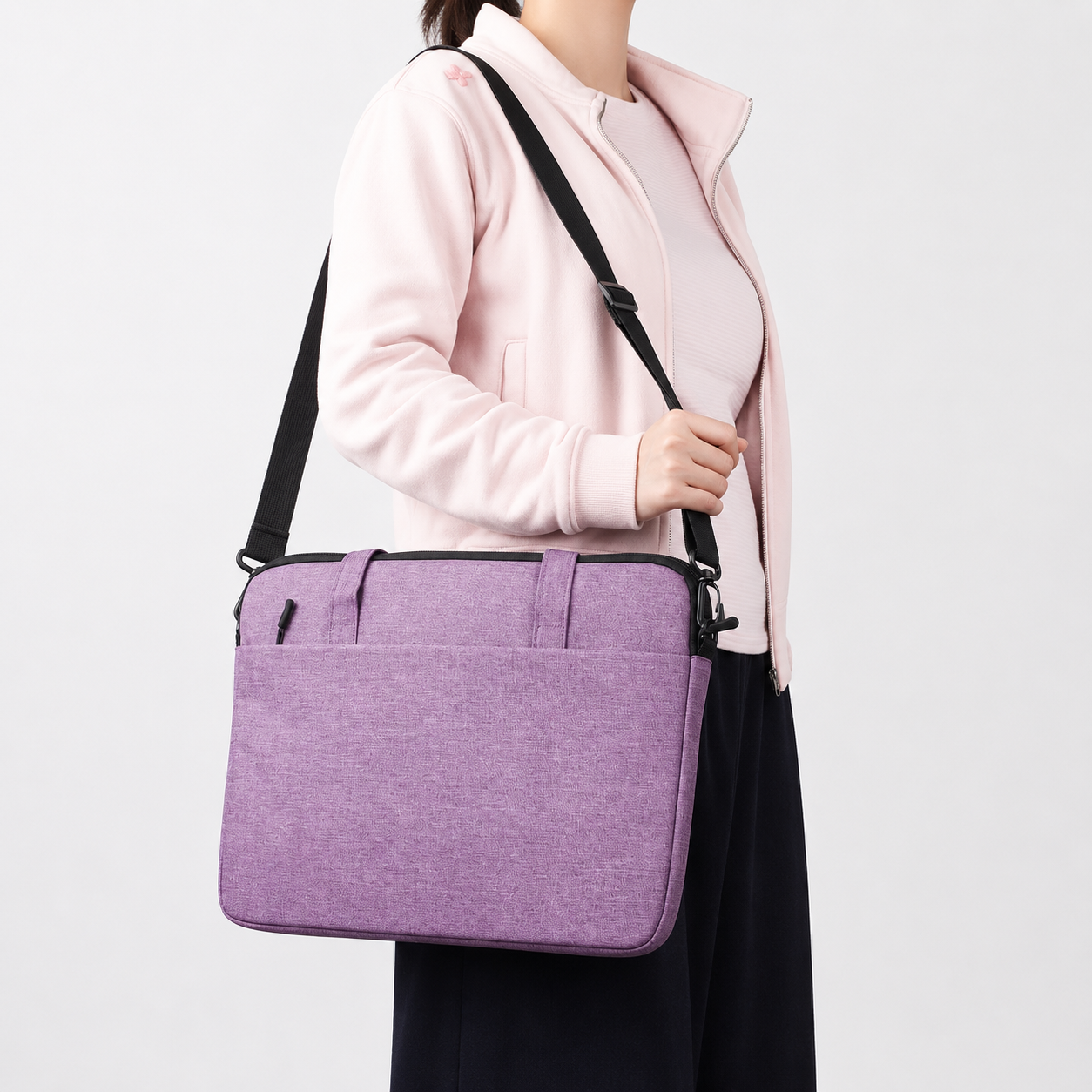 Bolso morado para laptop para mujer llevado al hombro