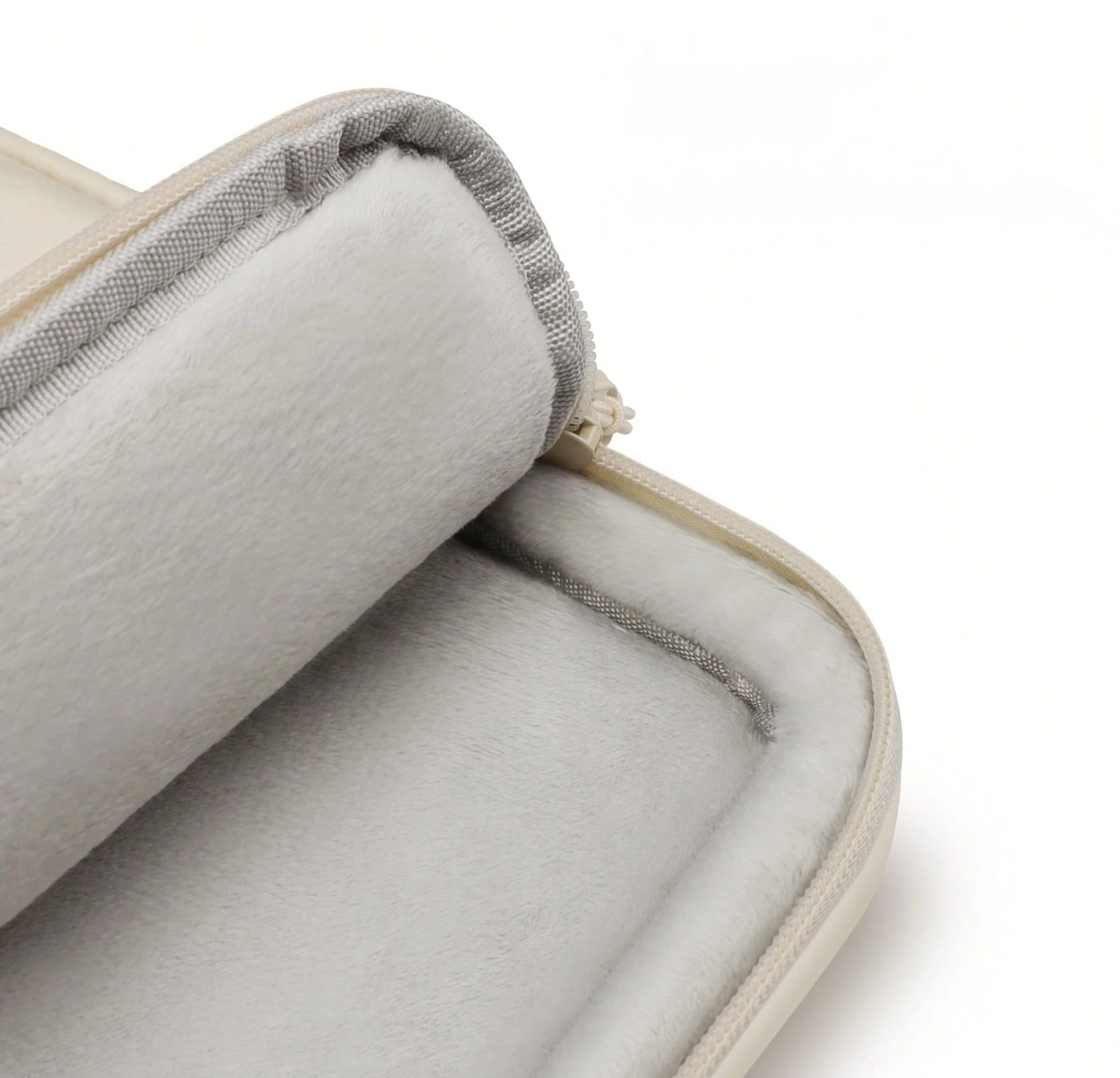 Bolso para laptop beige con interior suave acolchado detalle de protección