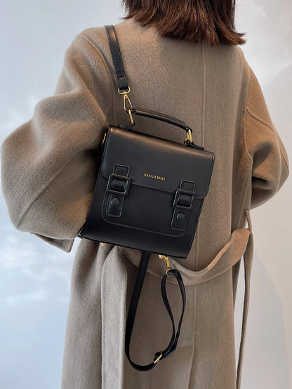 Mochila retro negra para mujer detalle de uso sobre el hombro