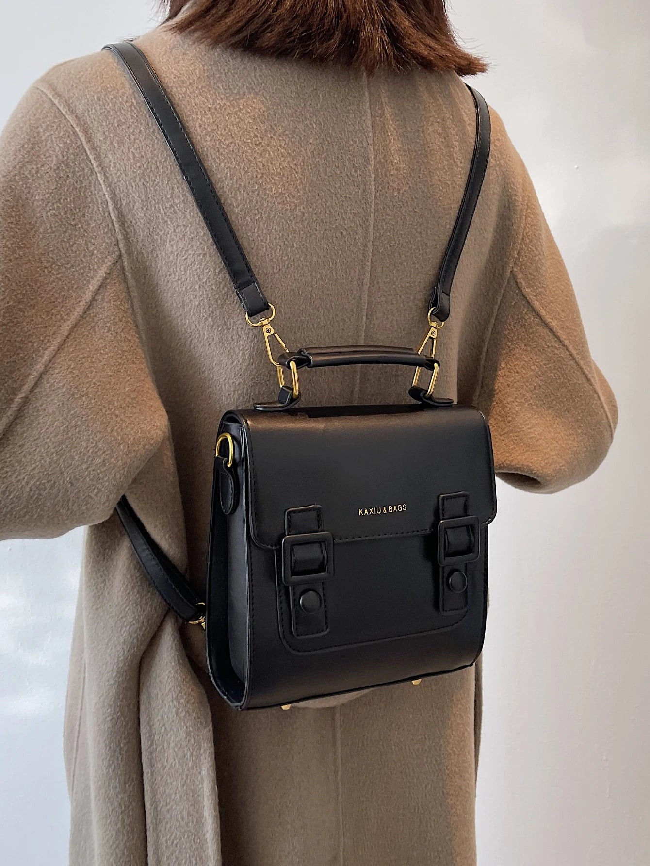 Mochila retro negra para mujer vista posterior como mochila