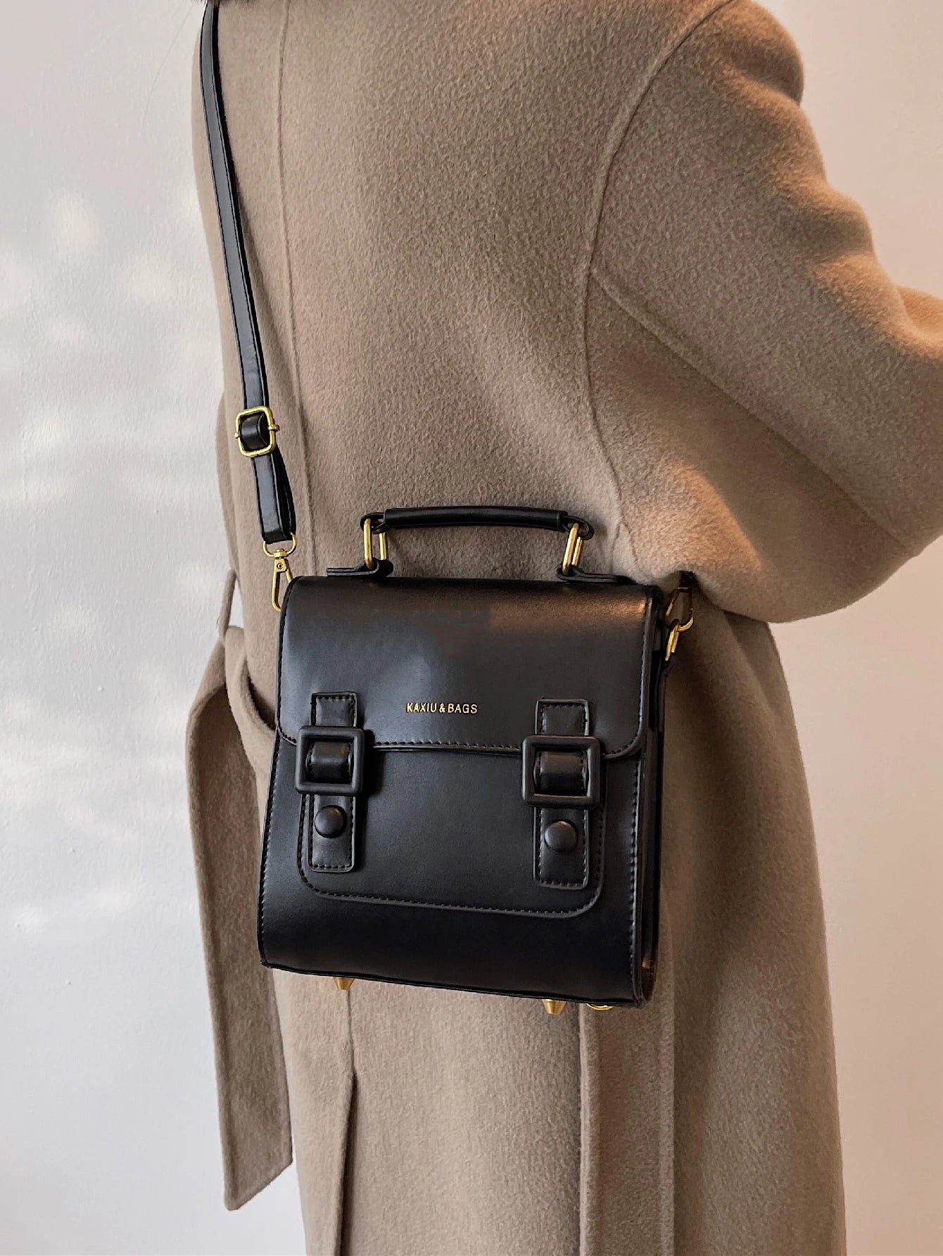 Mochila retro negra para mujer vista frontal como bolso cruzado