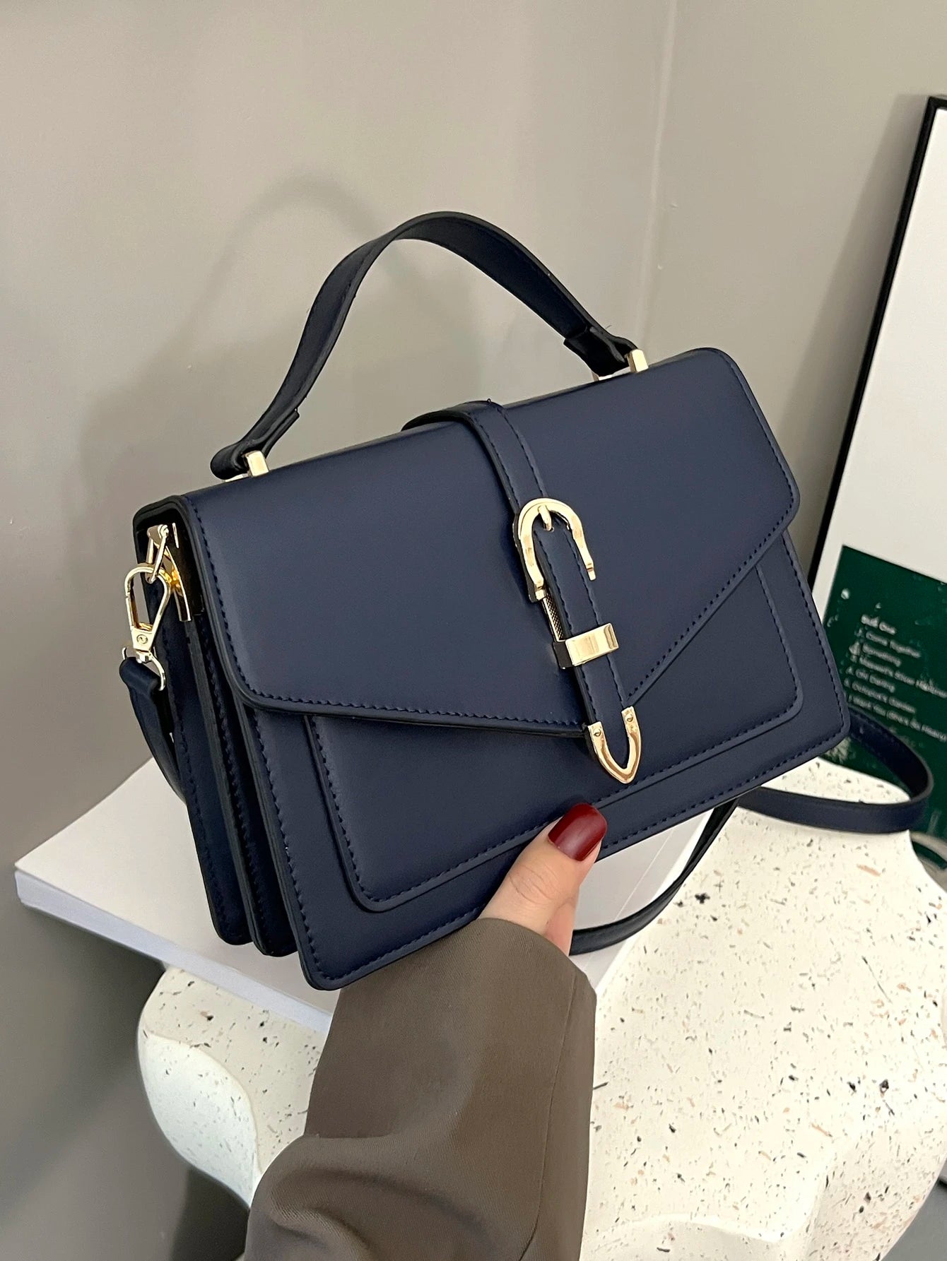 bolso azul marino crossbody para dama con hebilla dorada