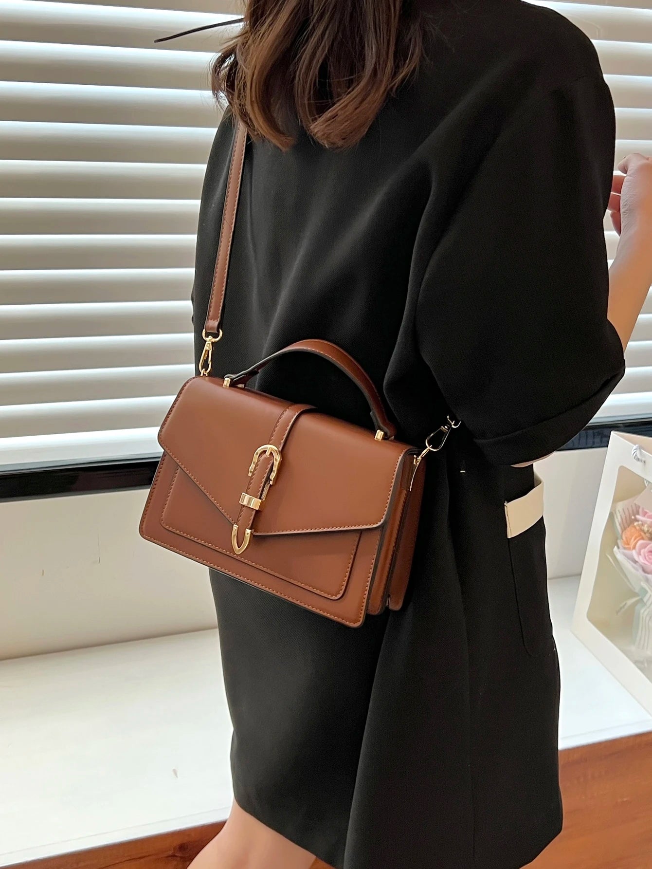 bolso marrón crossbody para dama usado al hombro