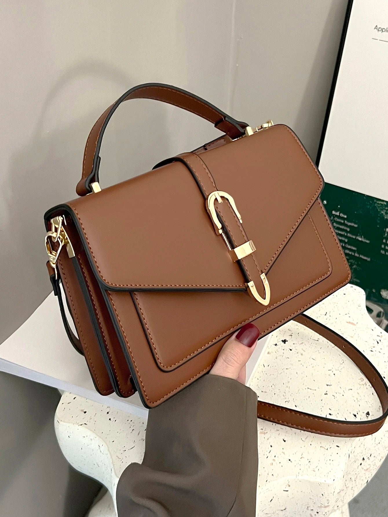 bolso marrón crossbody para dama con hebilla dorada