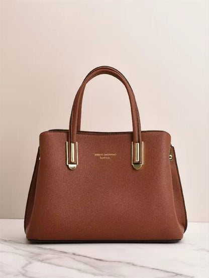 Bolso marrón para mujer vista frontal con herrajes dorados