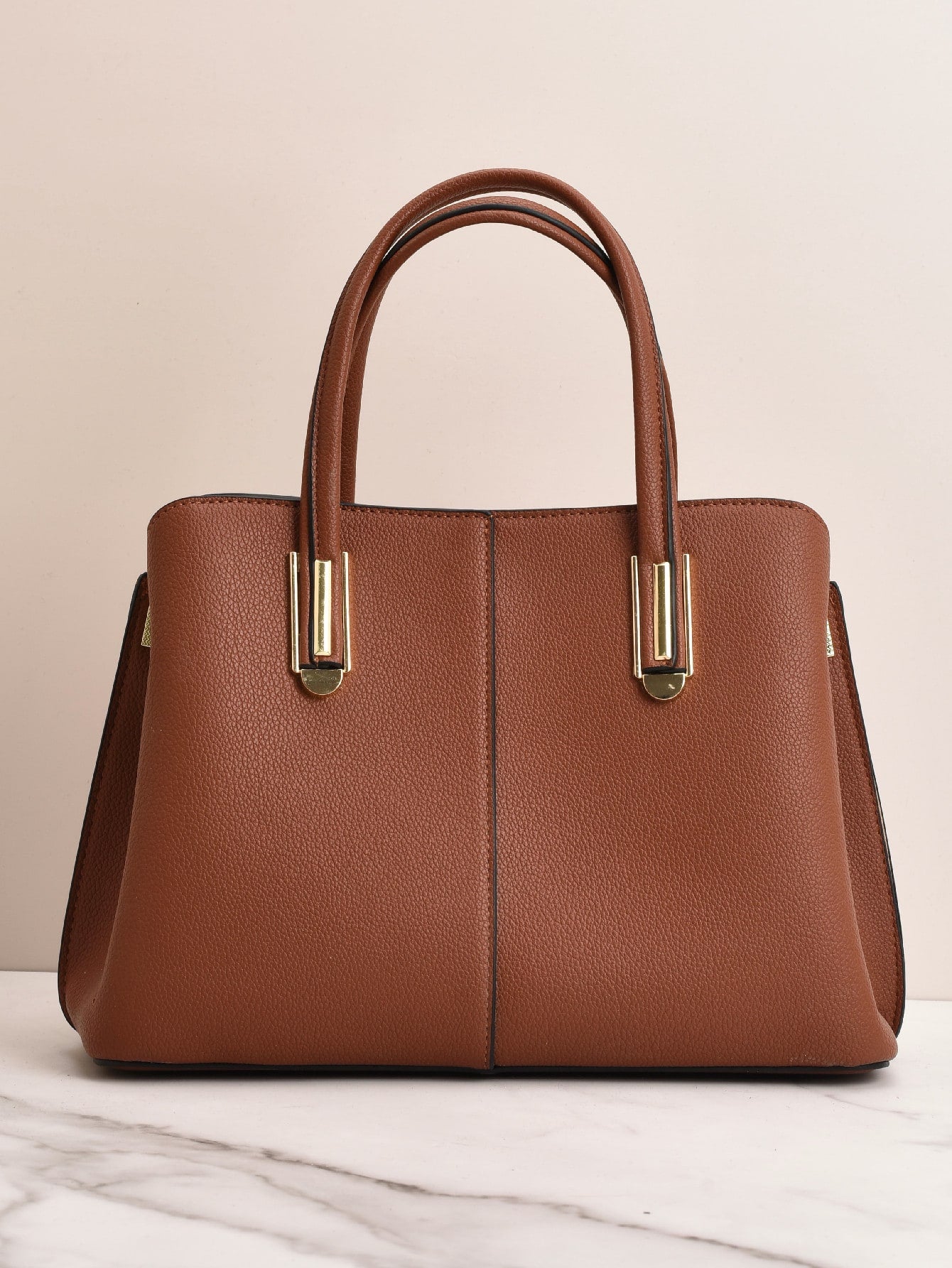 Bolso marrón para mujer vista posterior con costura central